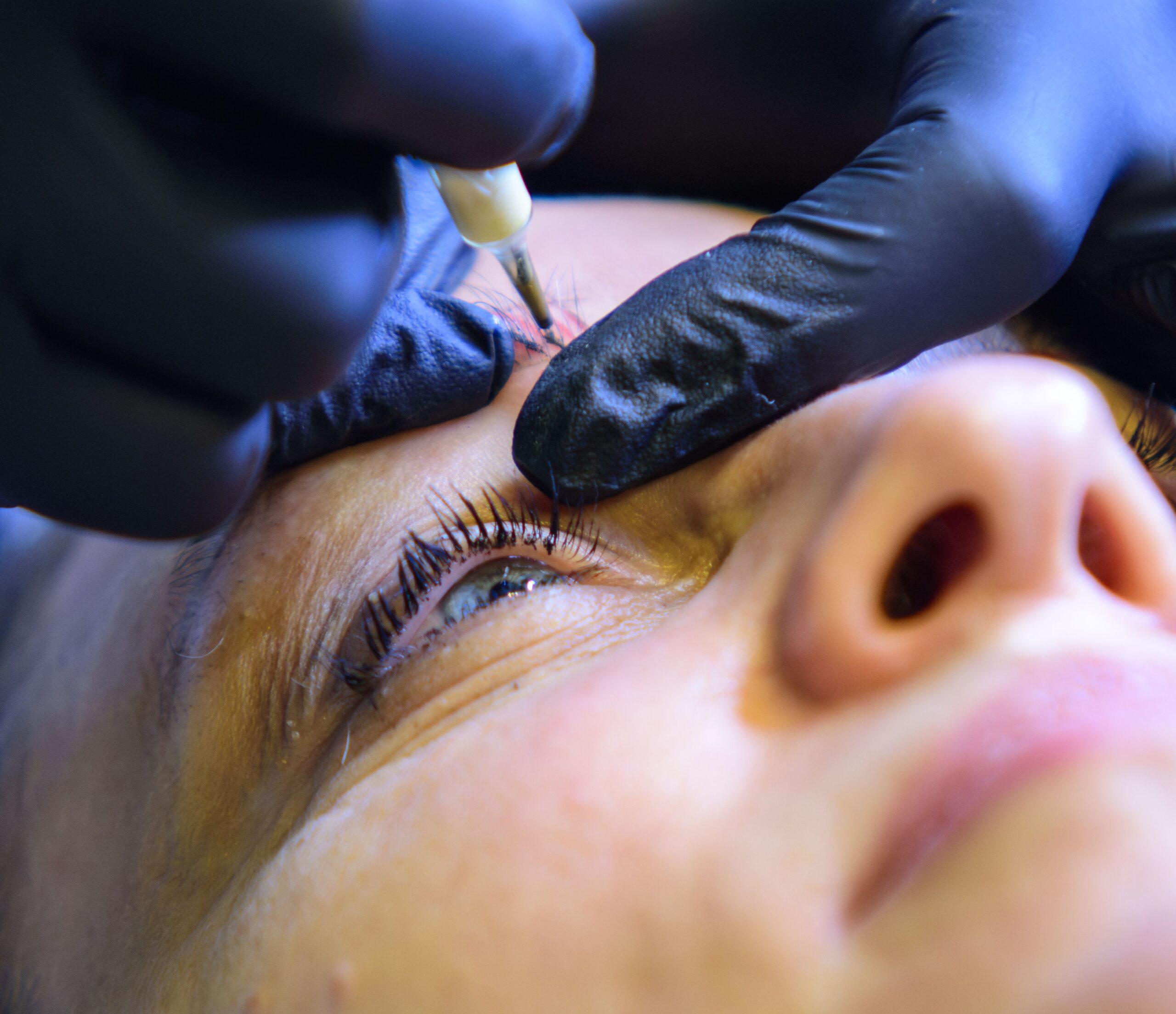 Permanent Make-up auf Augenbrauen – Kosmetikerin bei der Arbeit